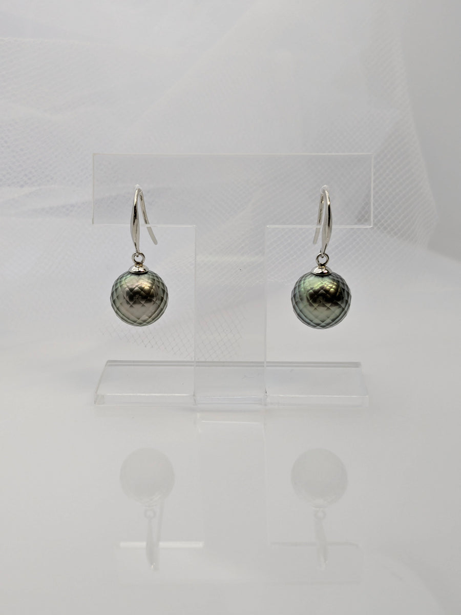 黒蝶　カッティングパールピアス