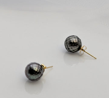 黒蝶　カッティングパールピアス